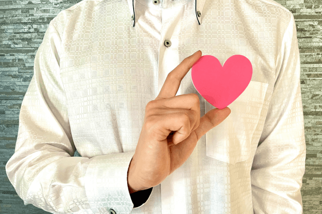 ハートを持つ男性
